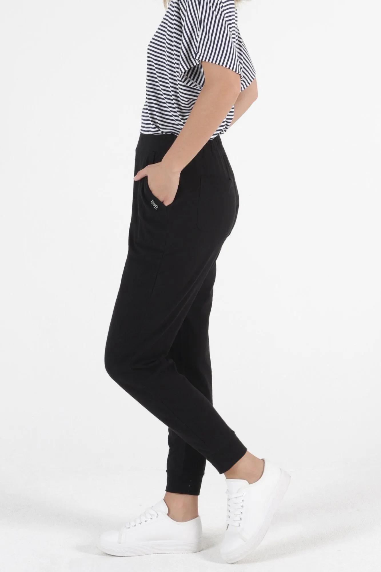 Betty Basics Lindsay Jogger Pant in Black