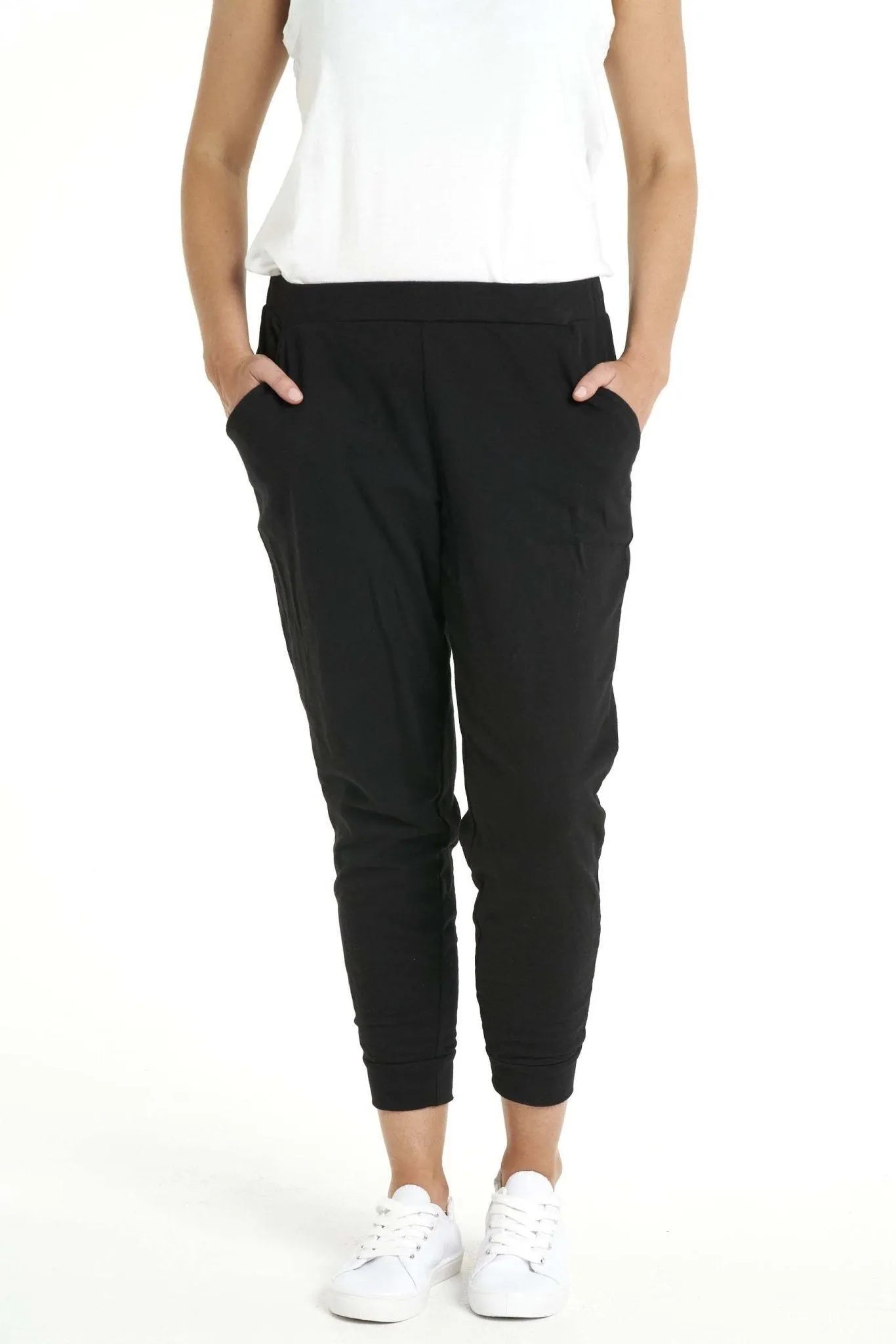 Betty Basics Lindsay Jogger Pant in Black