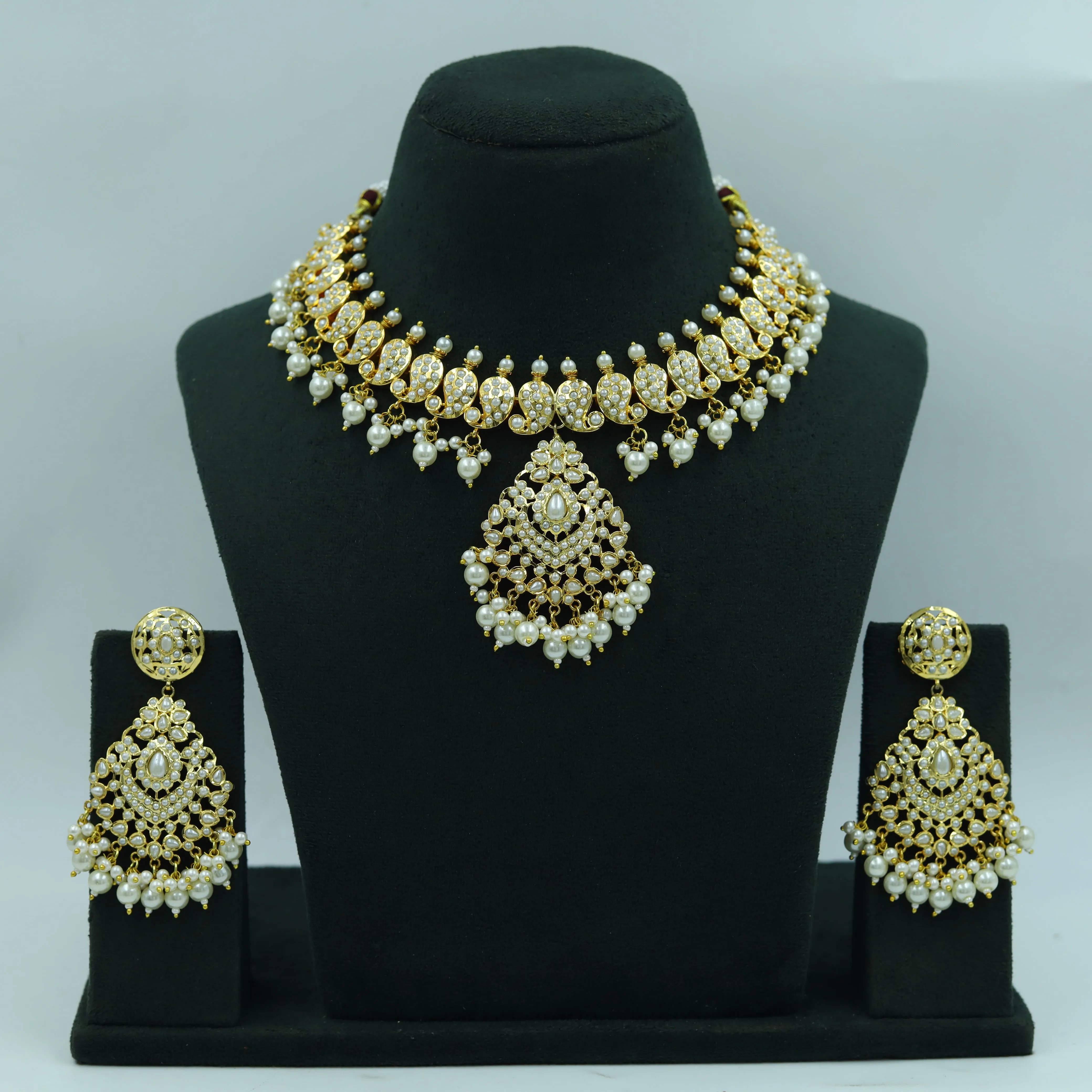 Round Neck Jadau Necklace Set 15981-65