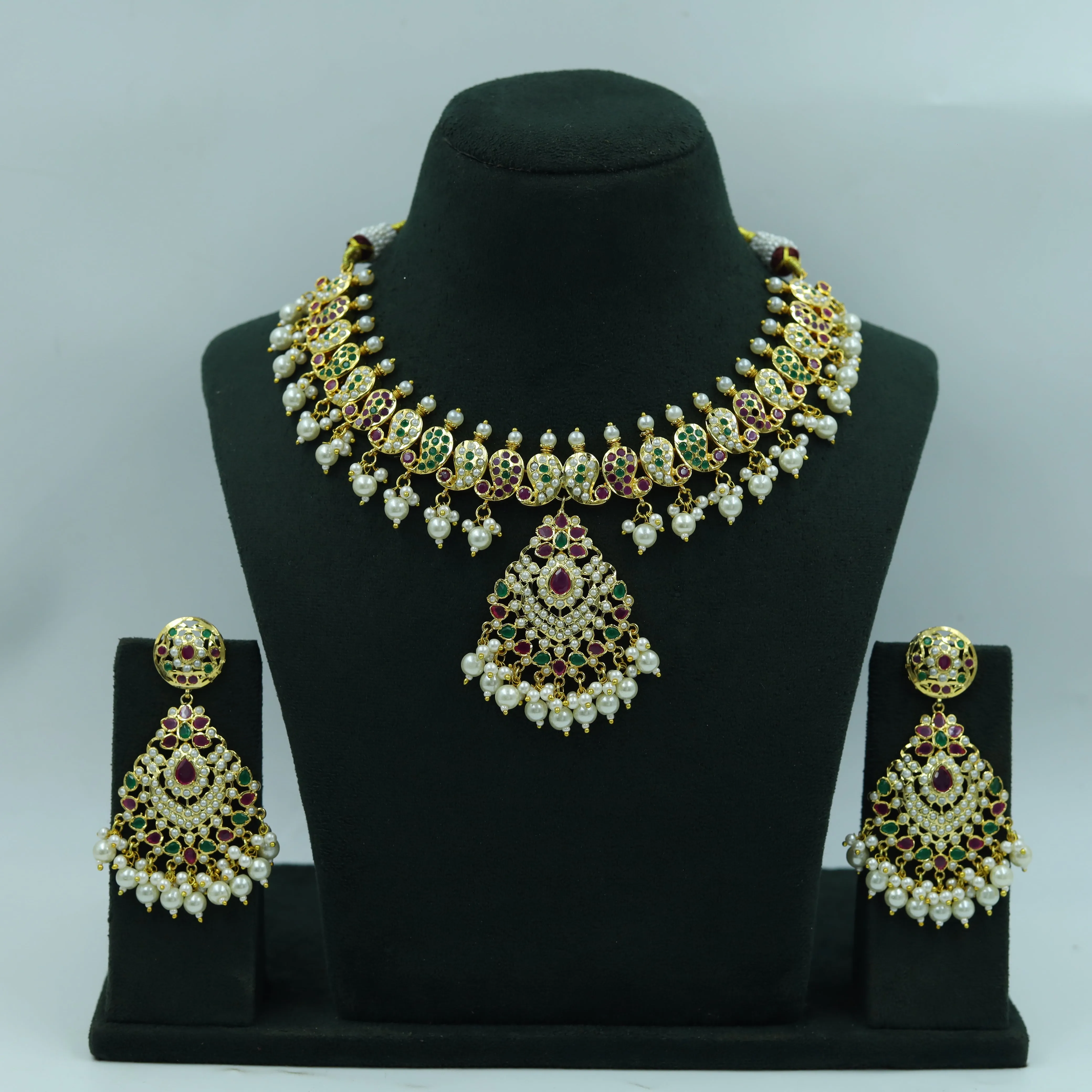 Round Neck Jadau Necklace Set 15981-65