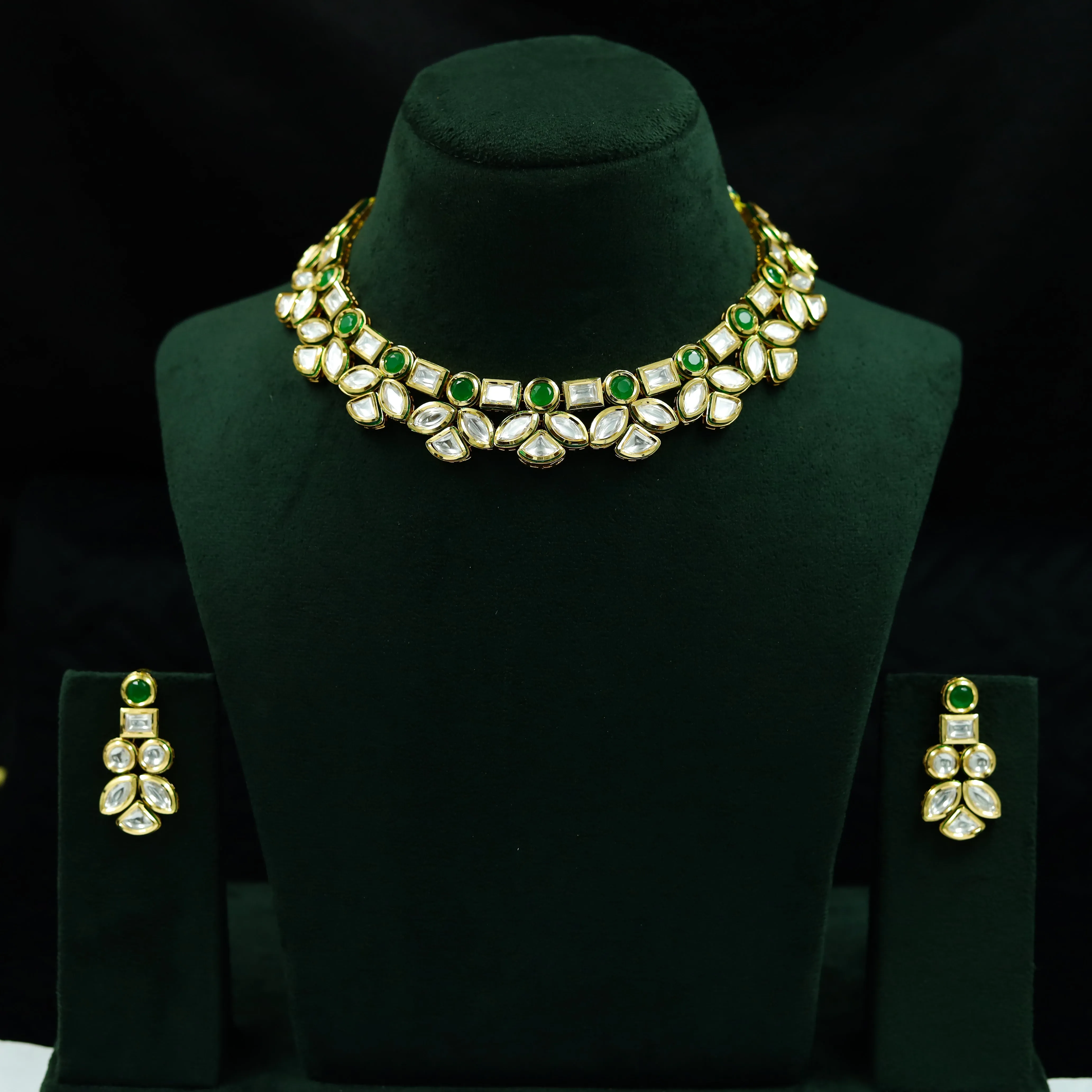 Round Neck Kundan Necklace Set 12796-68